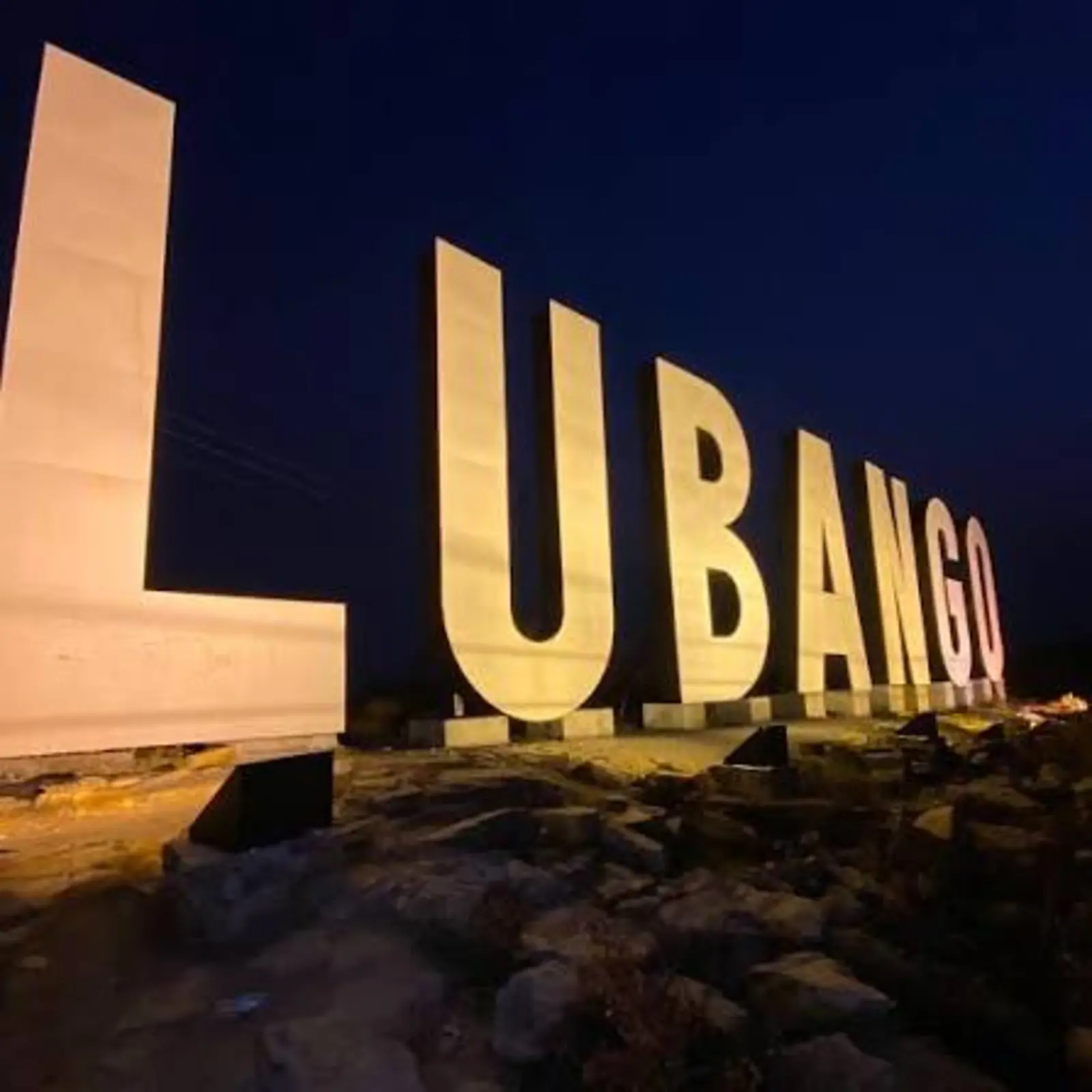 Letras LUBANGO iluminadas — marco da cidade